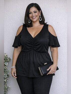 🚨Torrid size 3 Black cold shoulder top with gathered bust line. P2P:24.5” L:35”